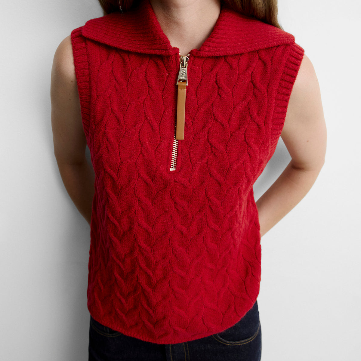 Gilet tricoté avec tresses