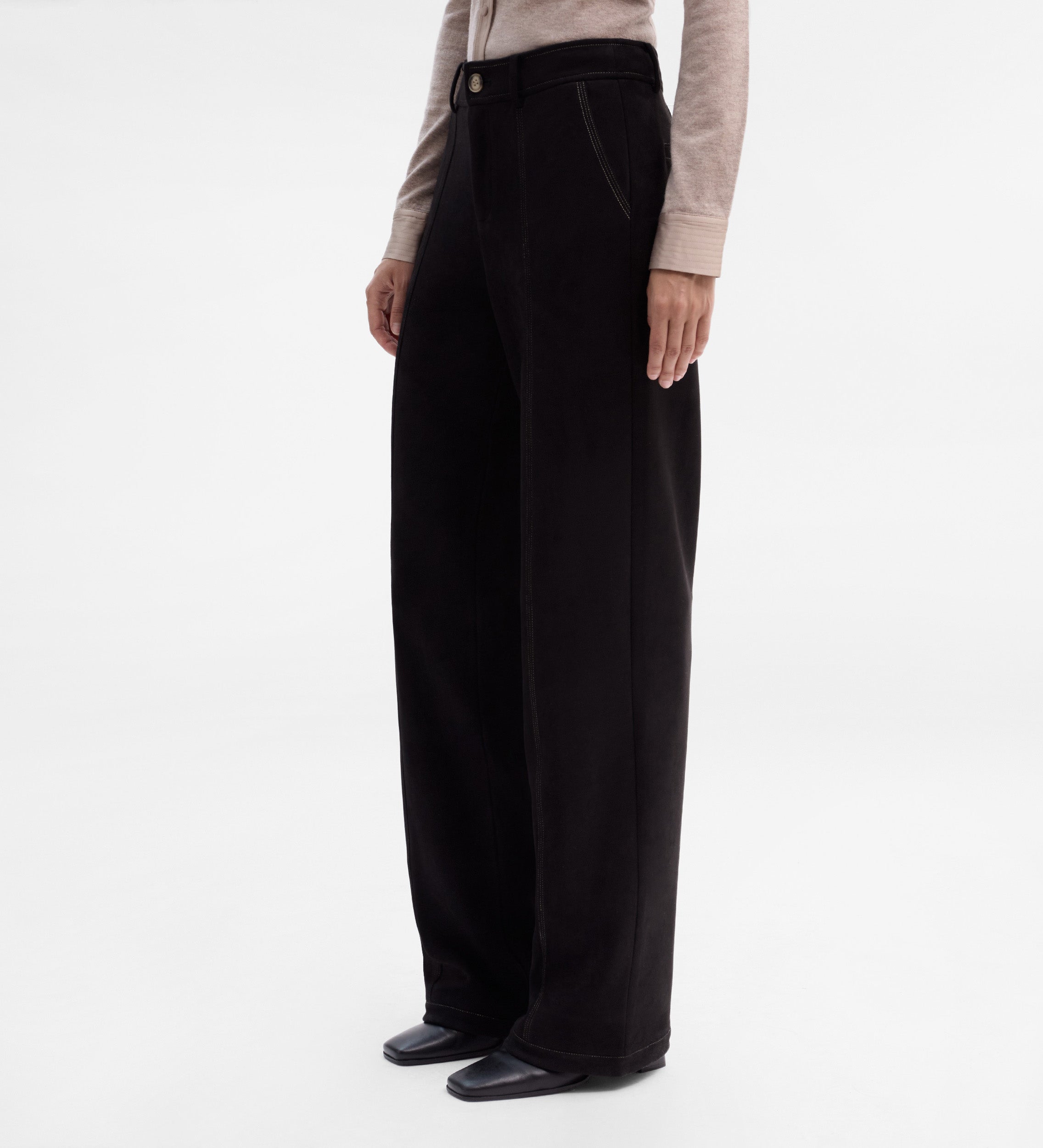 Pantalón antelina pespuntes