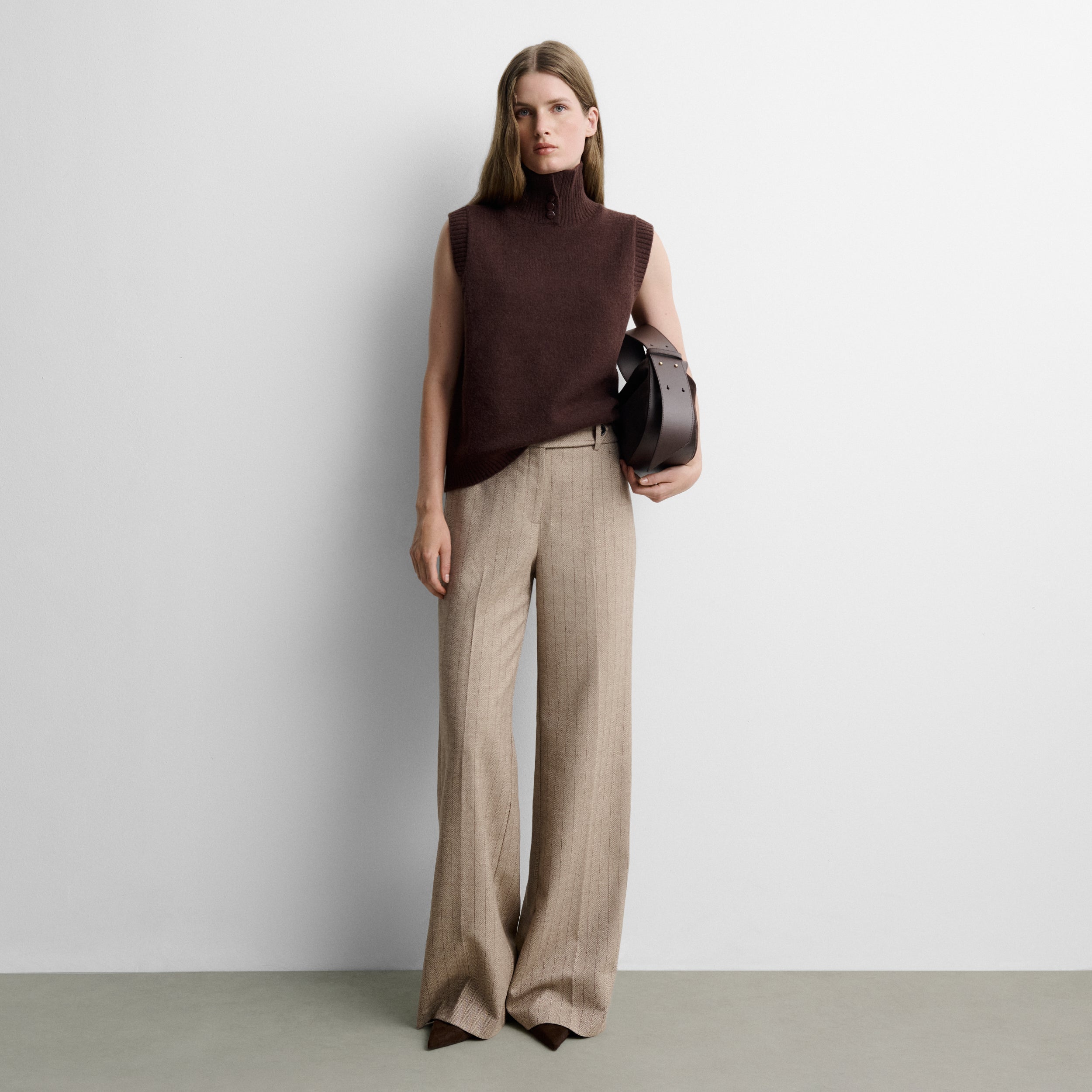 Pantalón espiga acampanado