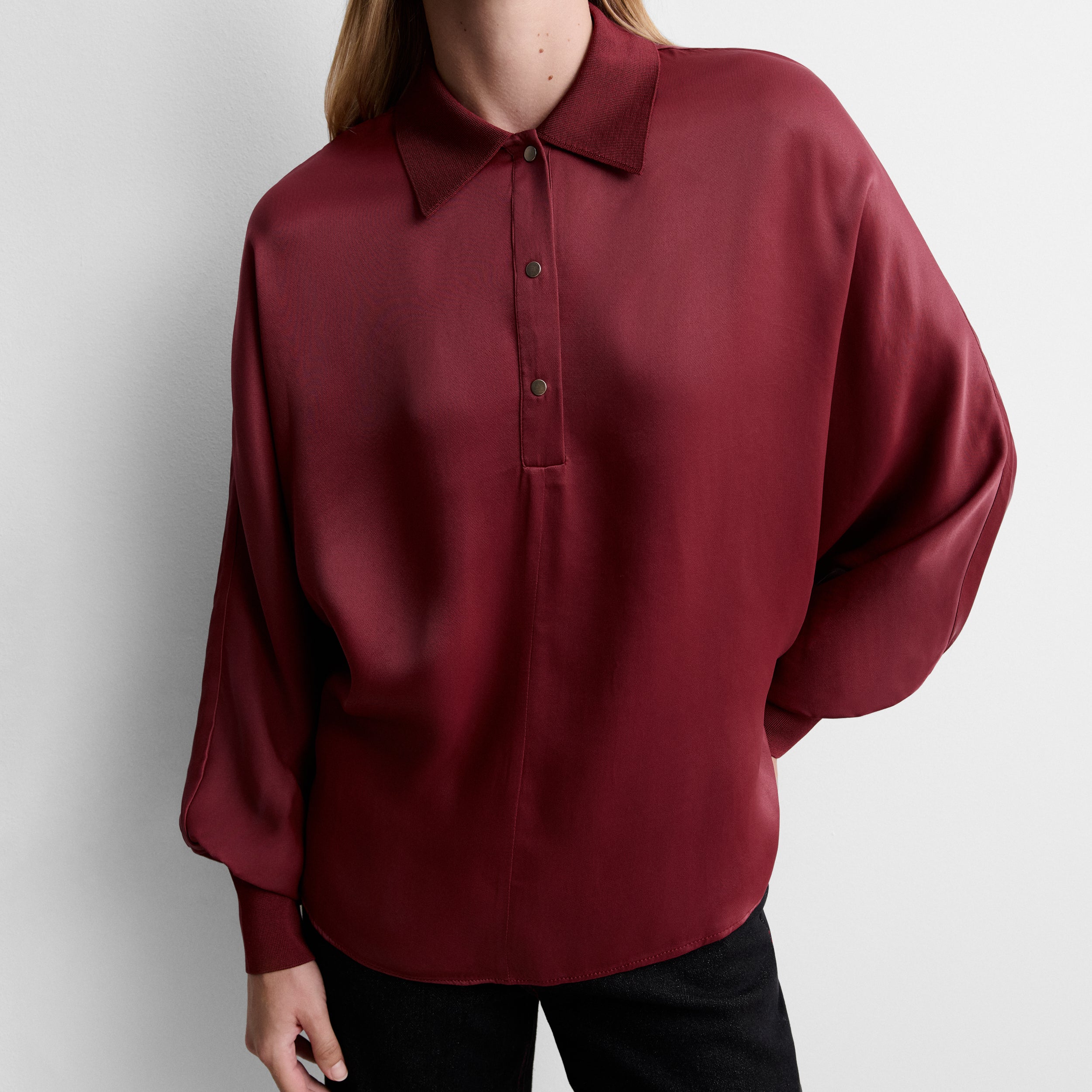 Blouse satinée à manches chauve-souris