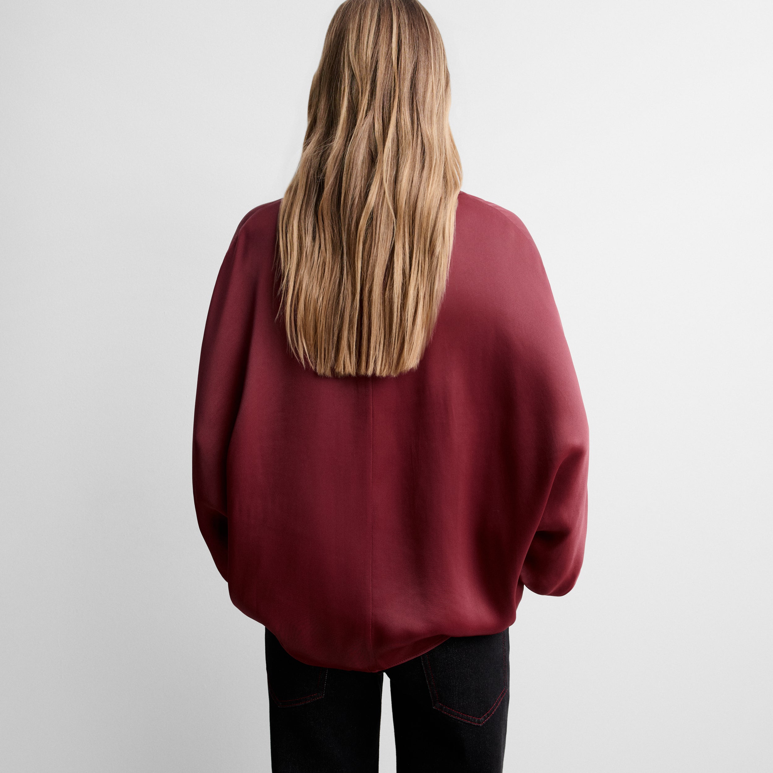 Blouse satinée à manches chauve-souris
