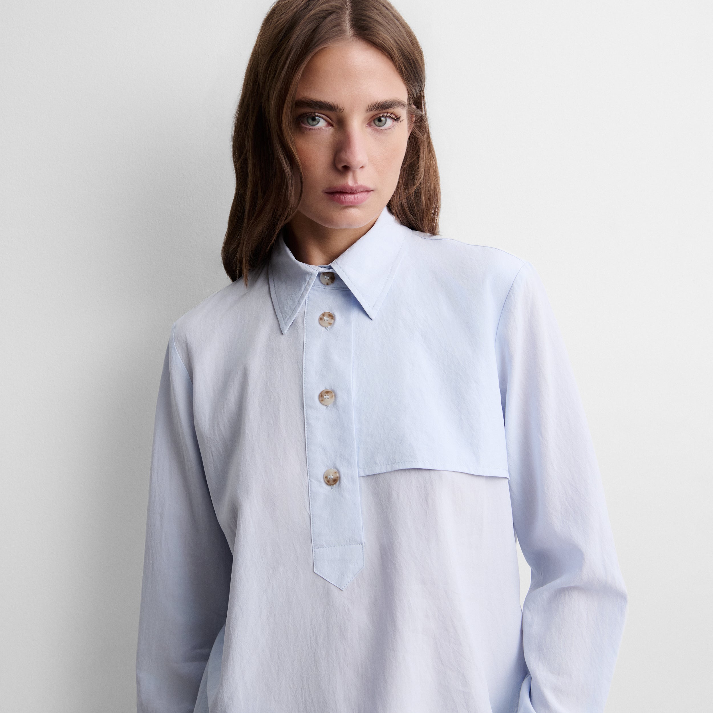 Fluid blouse with buttons