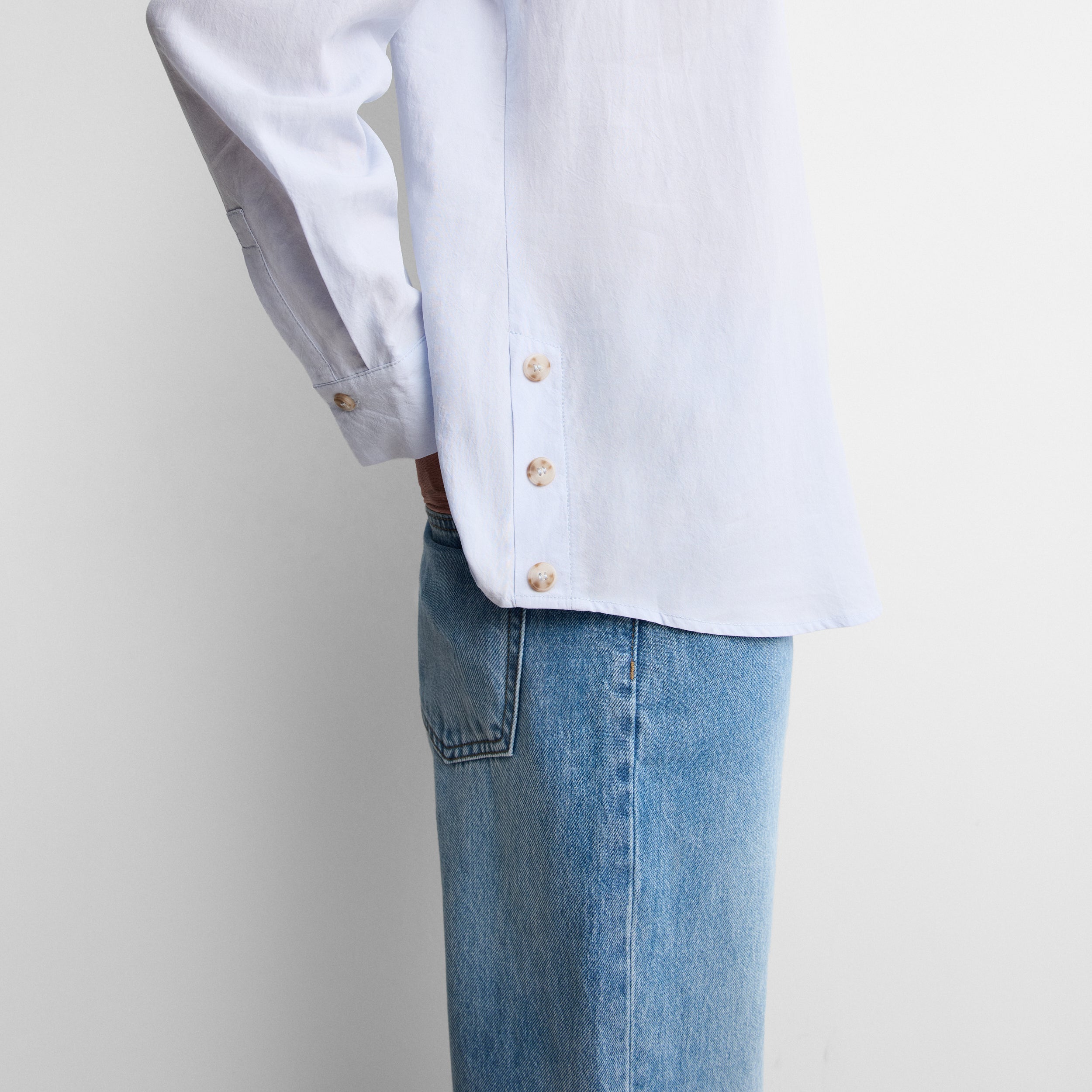 Fluid blouse with buttons