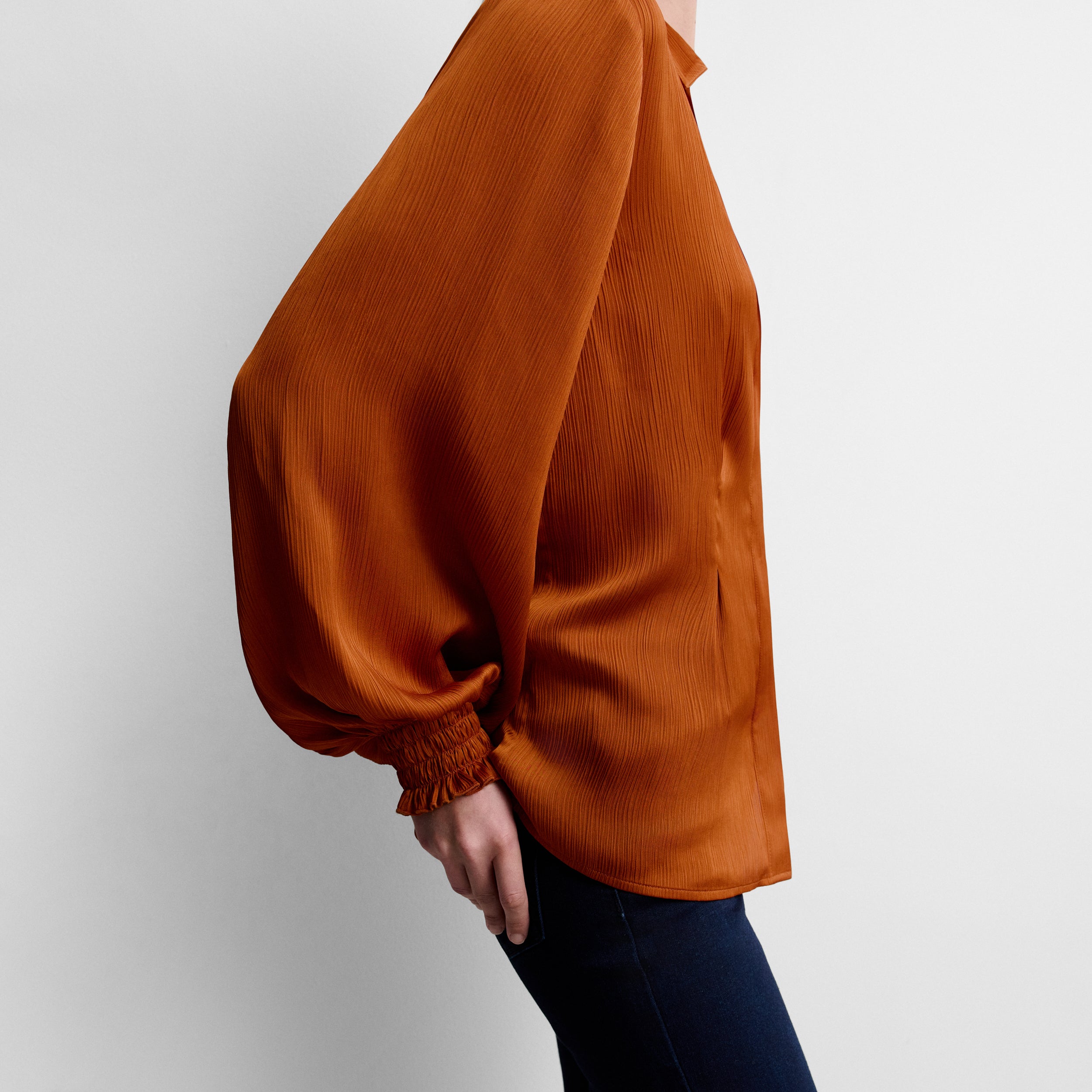 Fluid shirt with darts