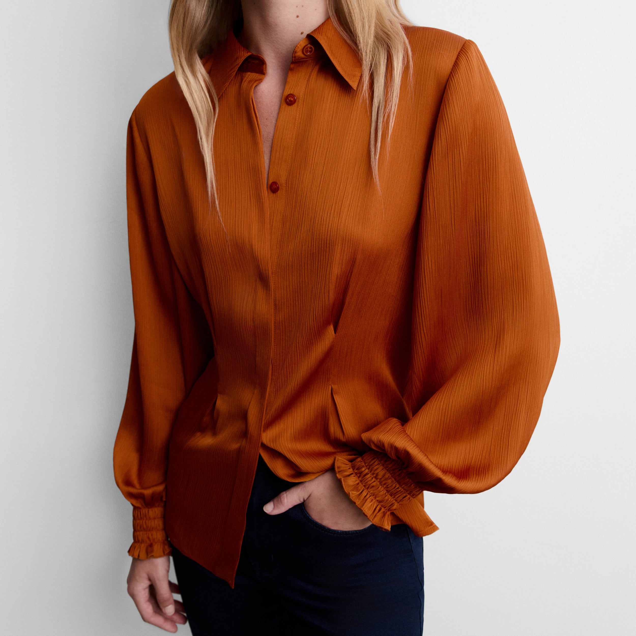Fluid shirt with darts