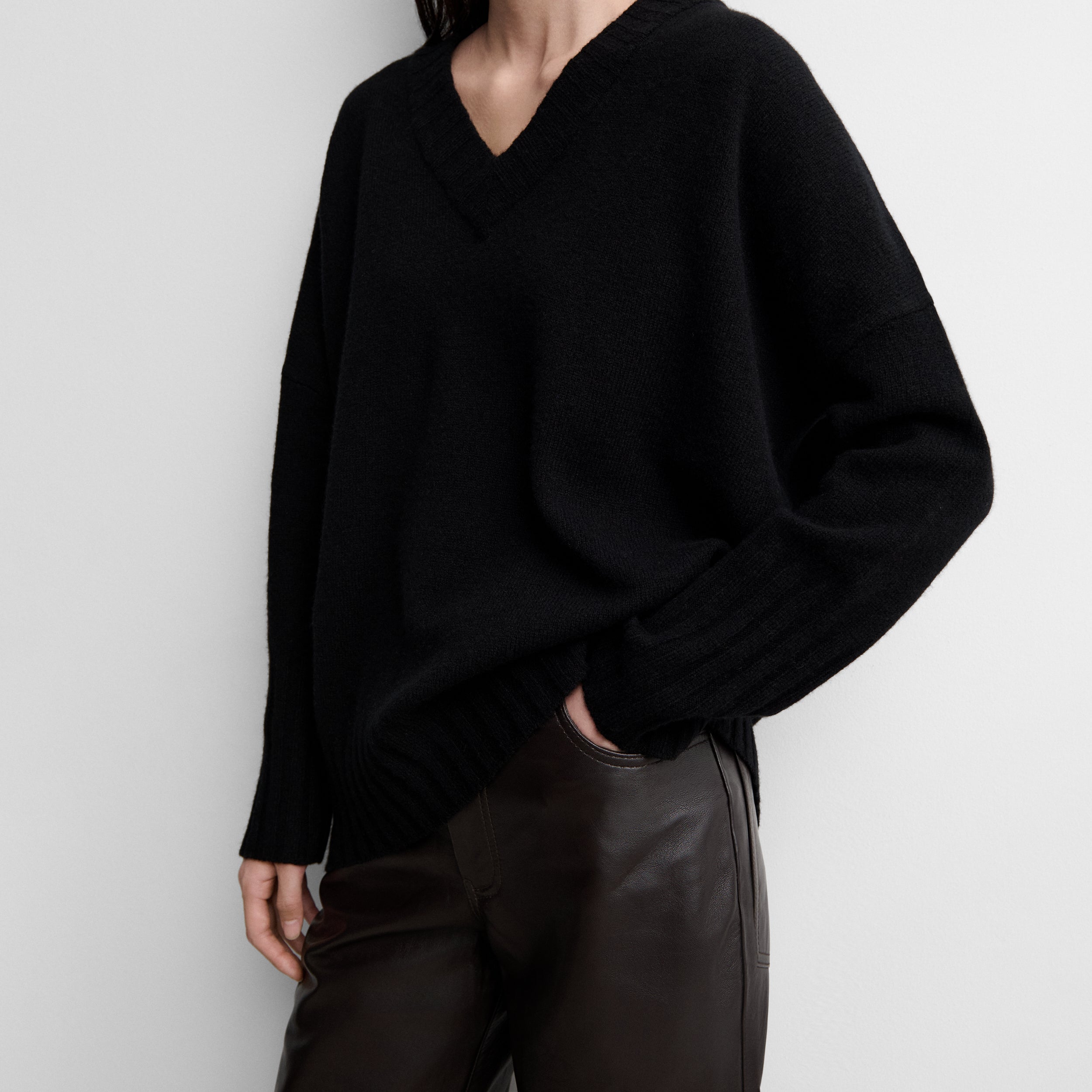 Pull ample col en V