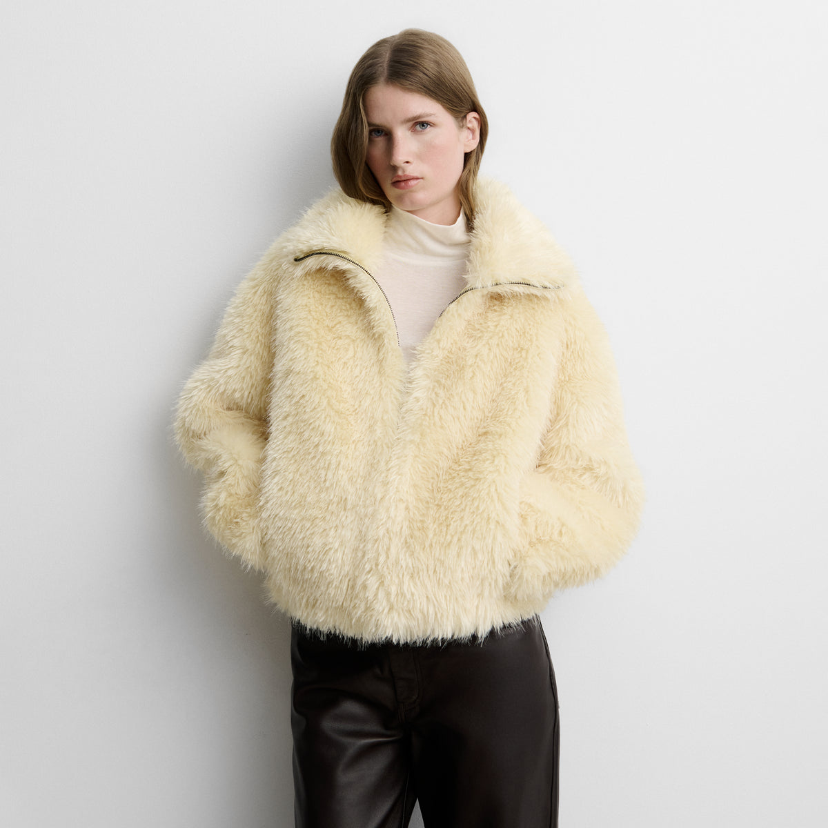 Veste courte en éco-fourrure