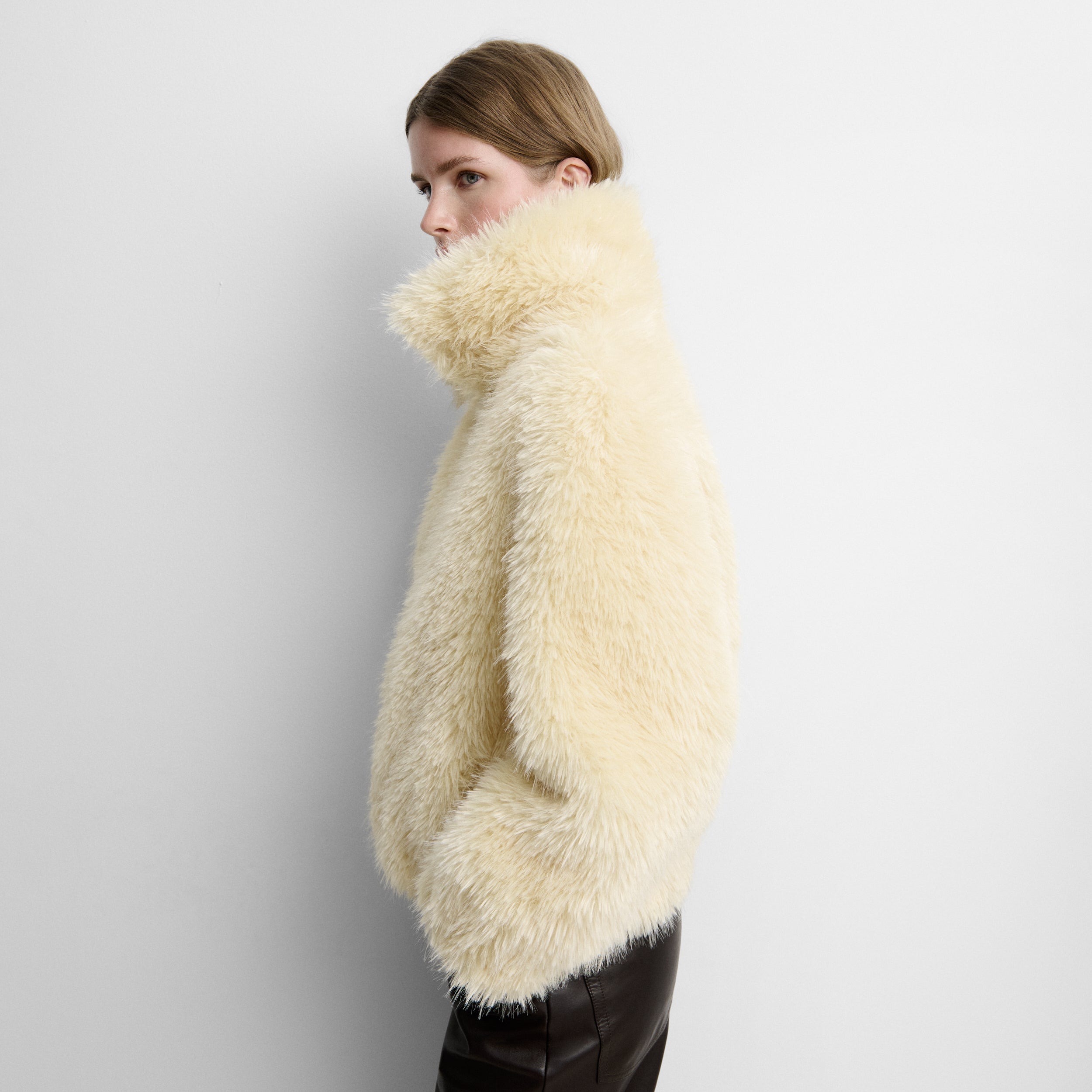 Veste courte en éco-fourrure