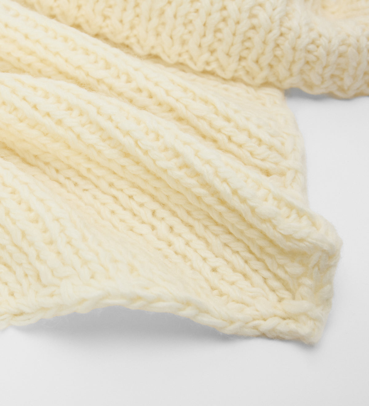 Triangular knit scarf