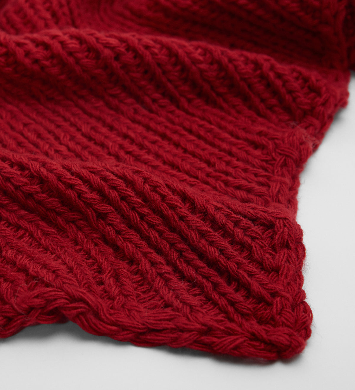 Triangular knit scarf