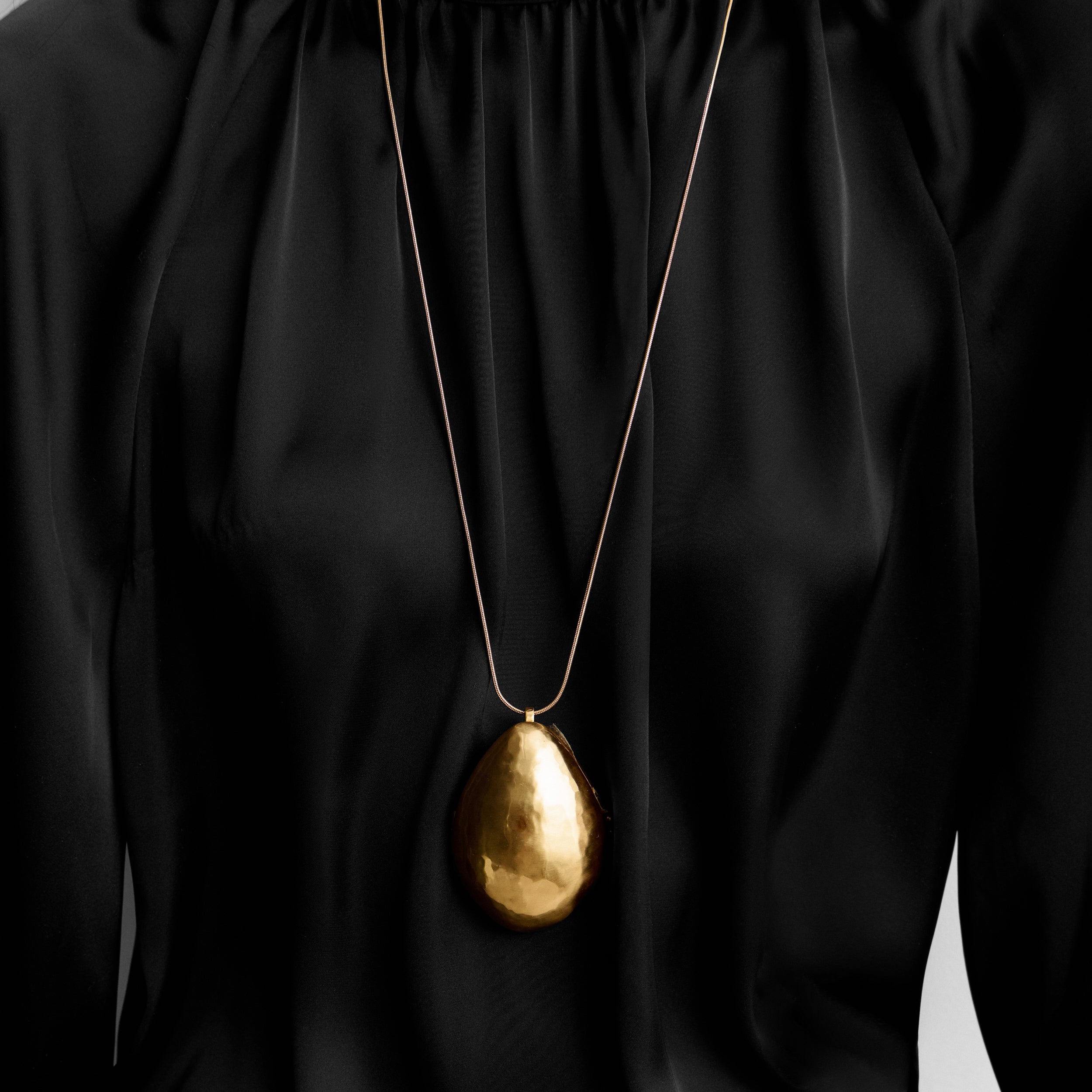 Collar dorado relicario