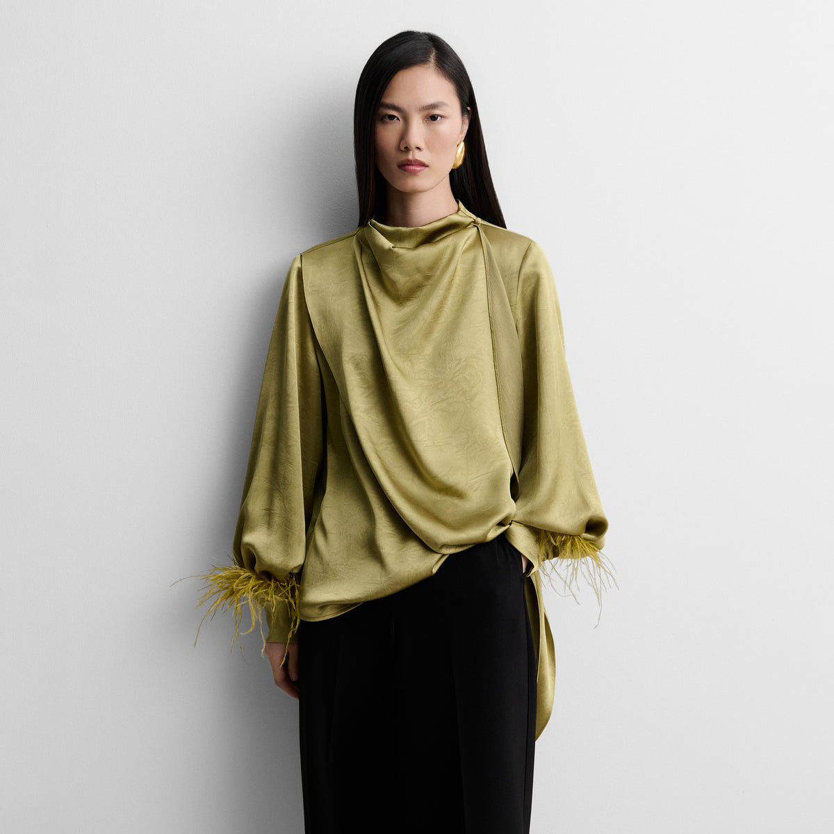 Blouse satinée à plumes