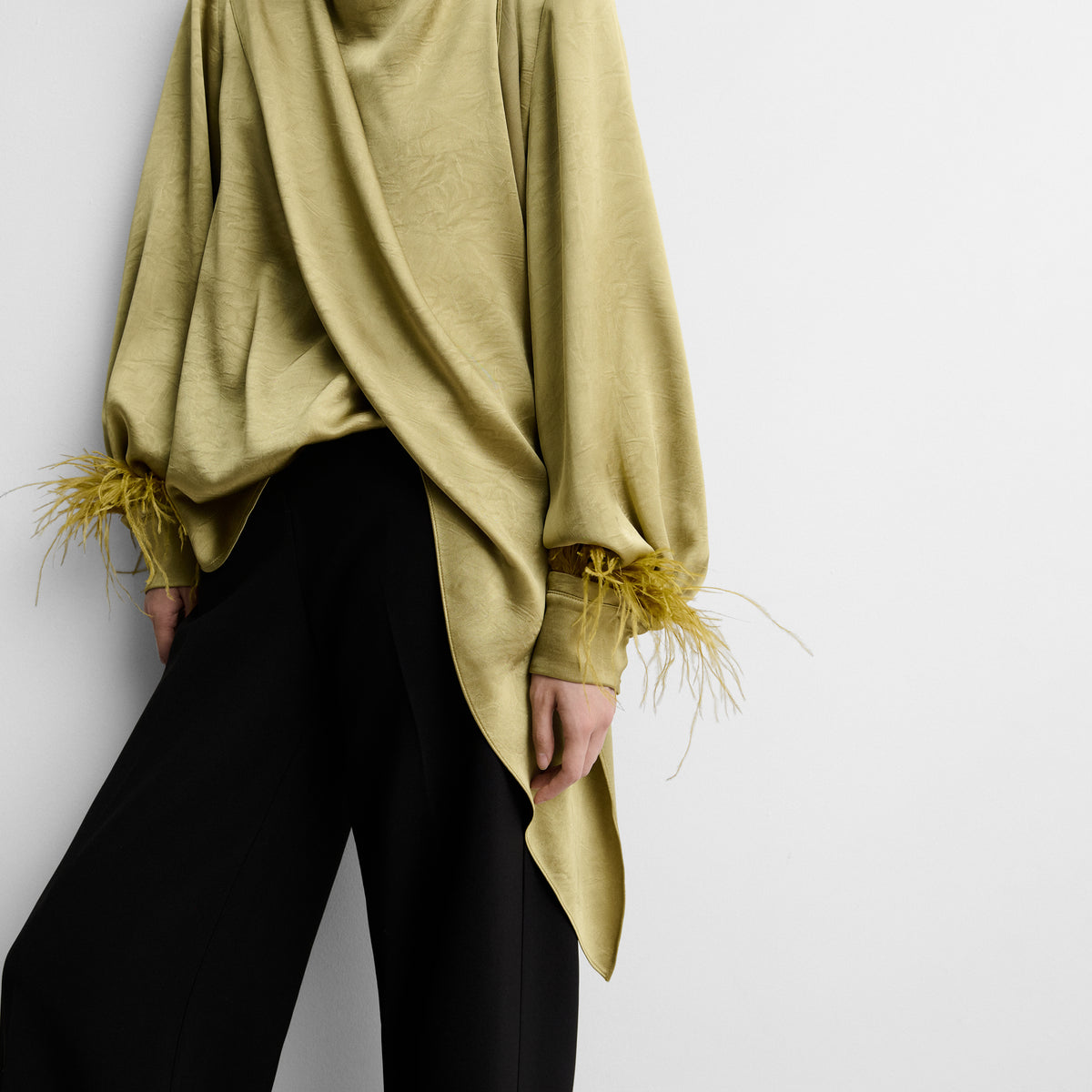 Blouse satinée à plumes