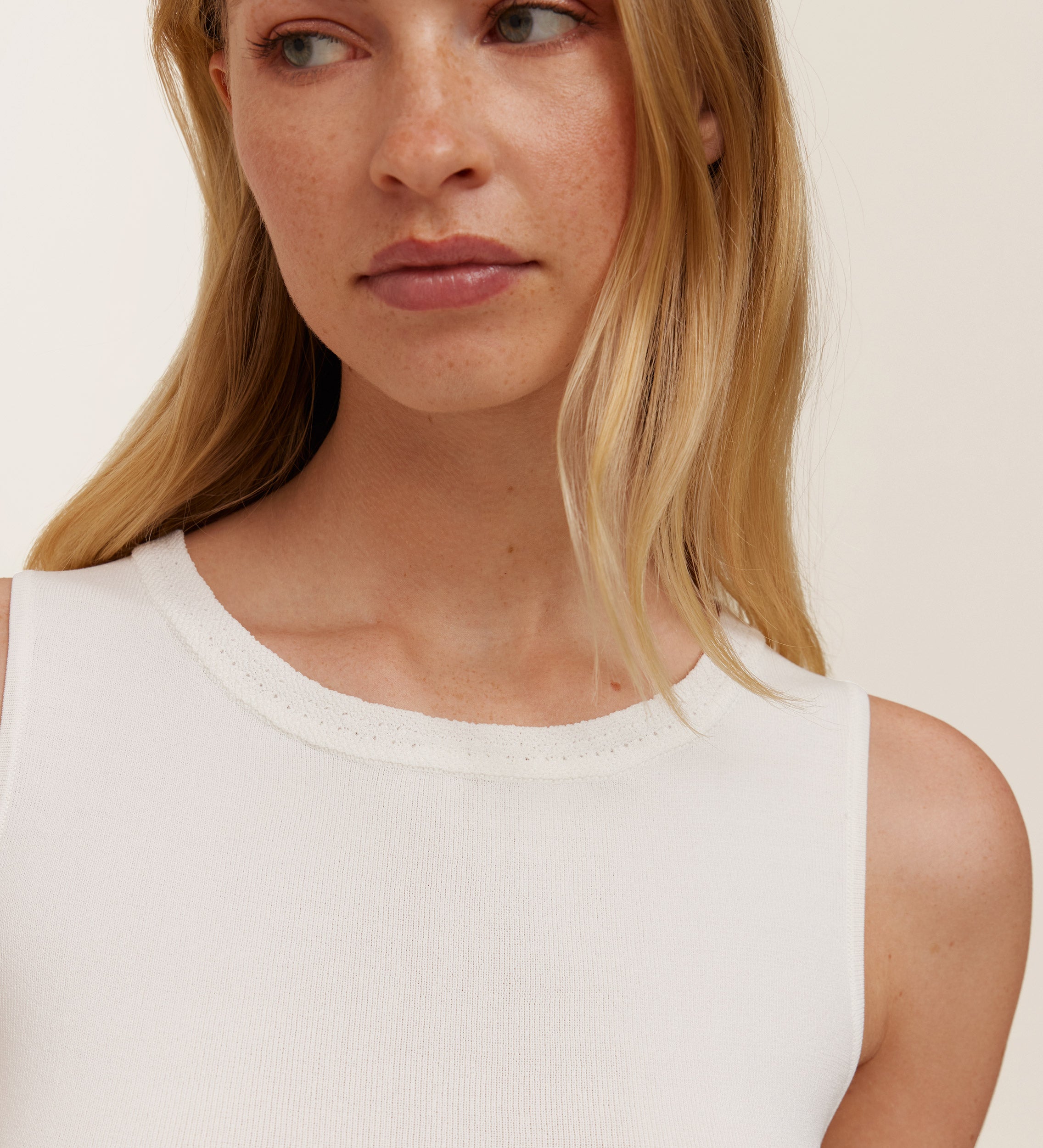 Top en tricot avec emmanchures
