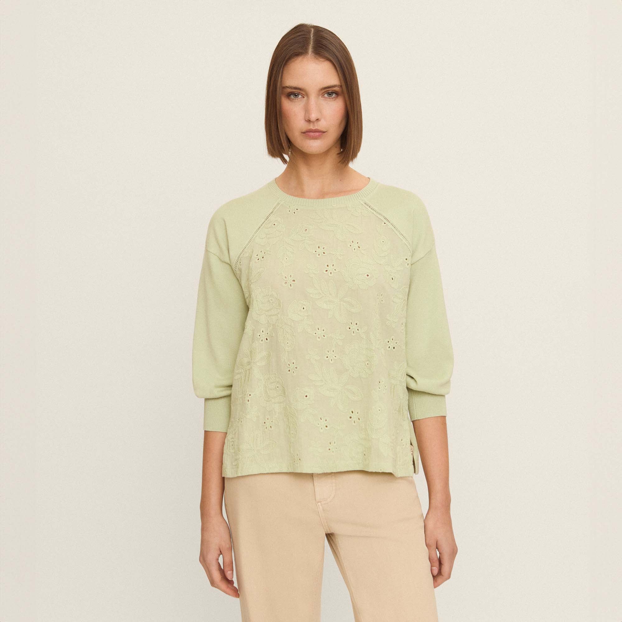 Pull devant en coton brodé