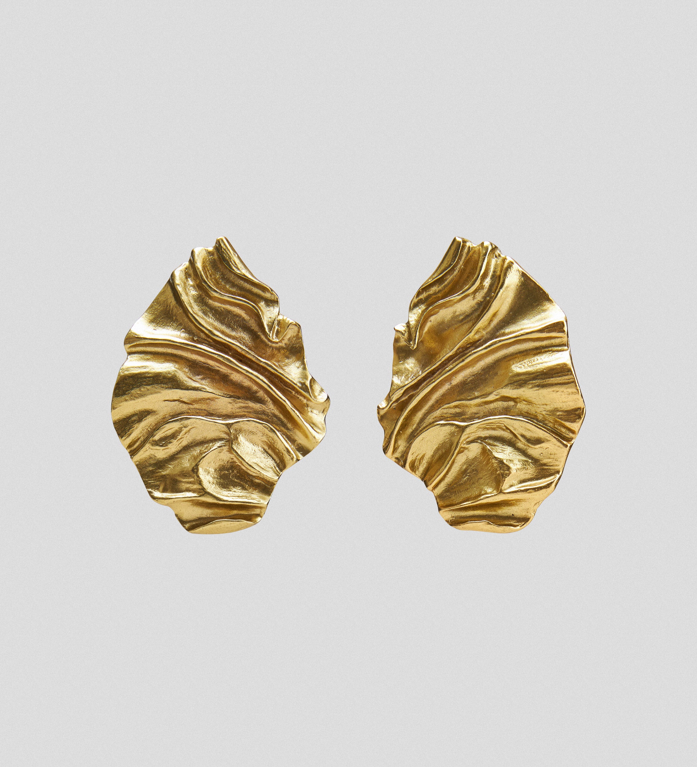 Three-dimensional oval earrings