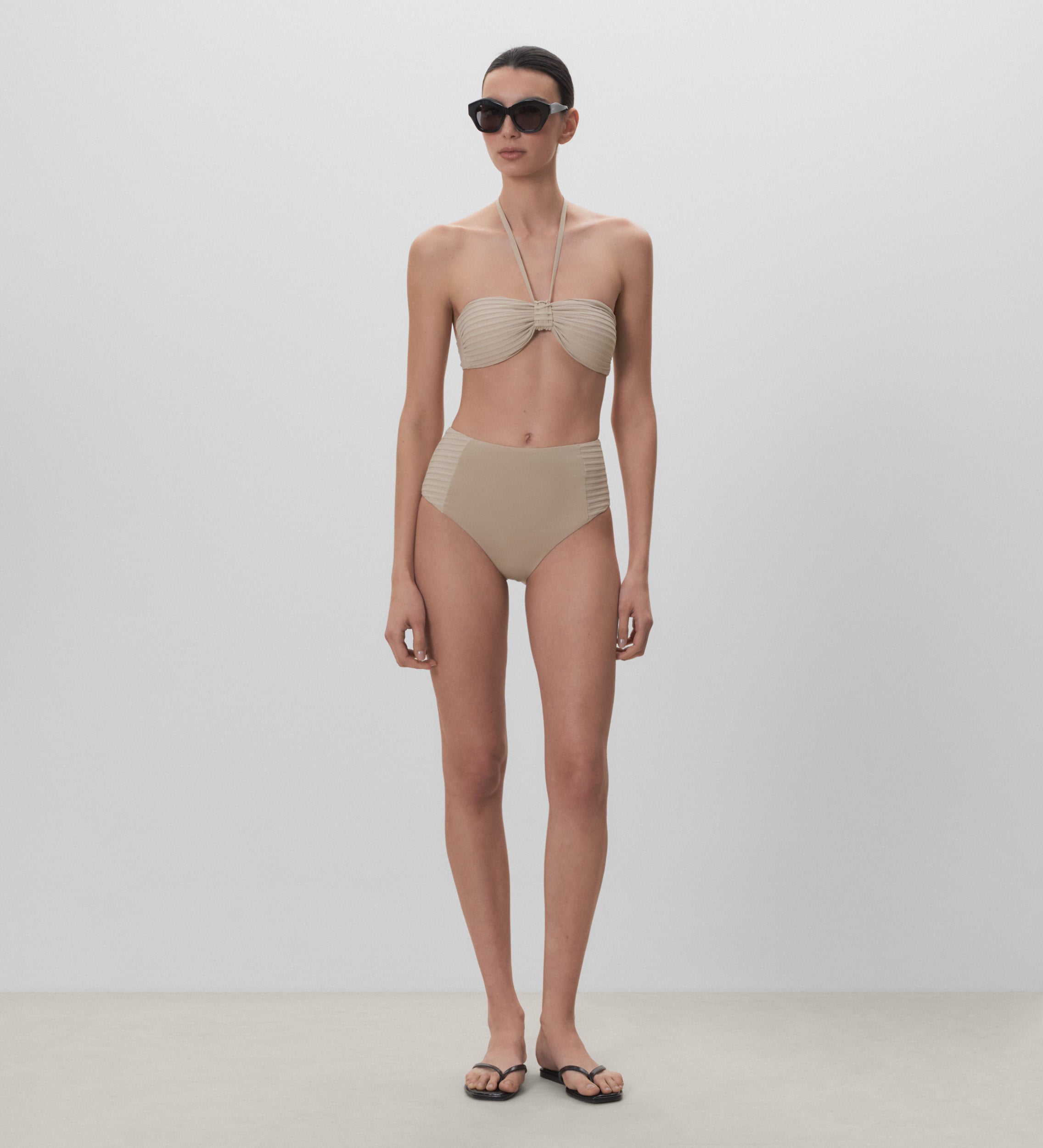 Braguita de bikini tiro alto