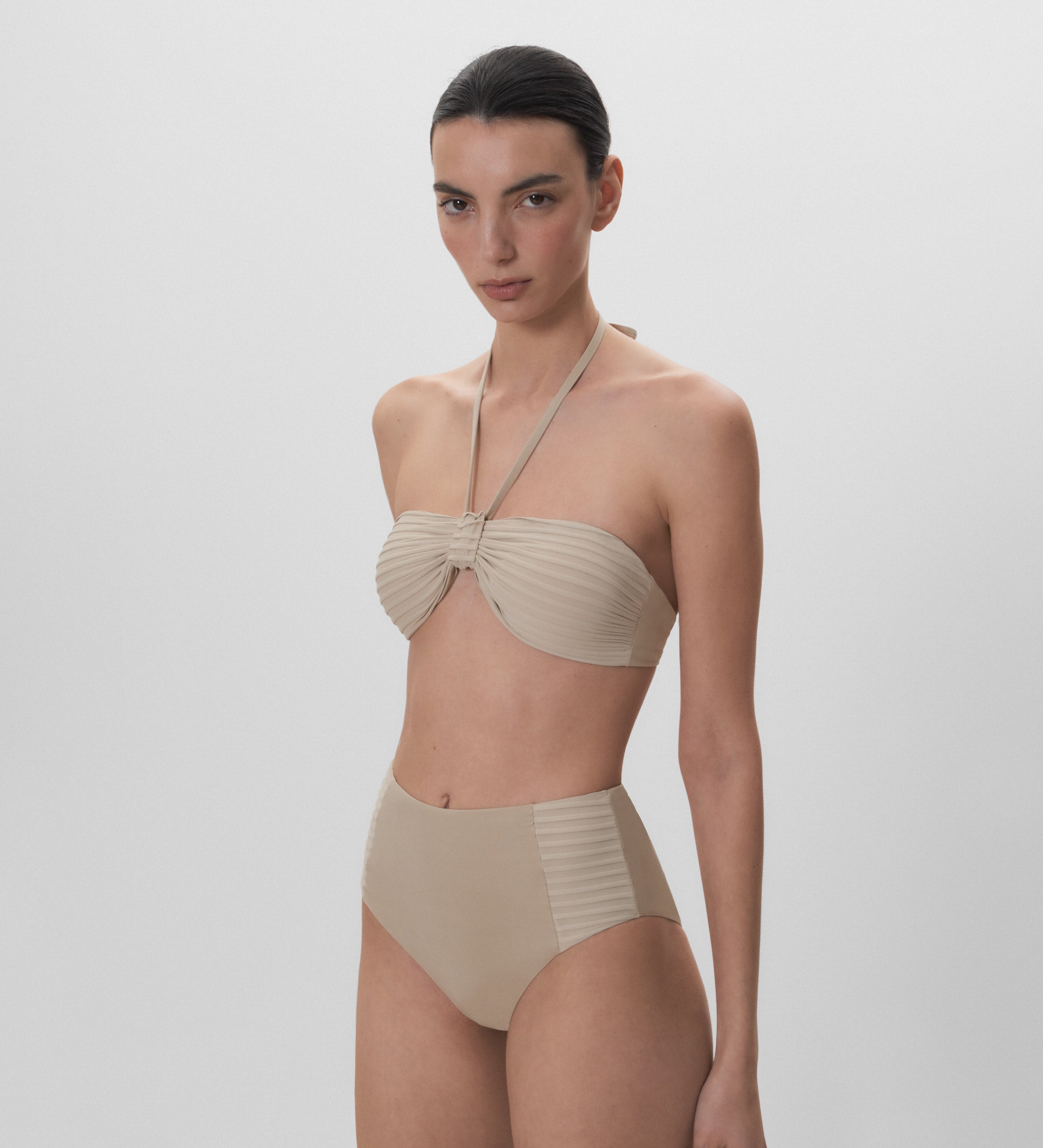 Braguita de bikini tiro alto