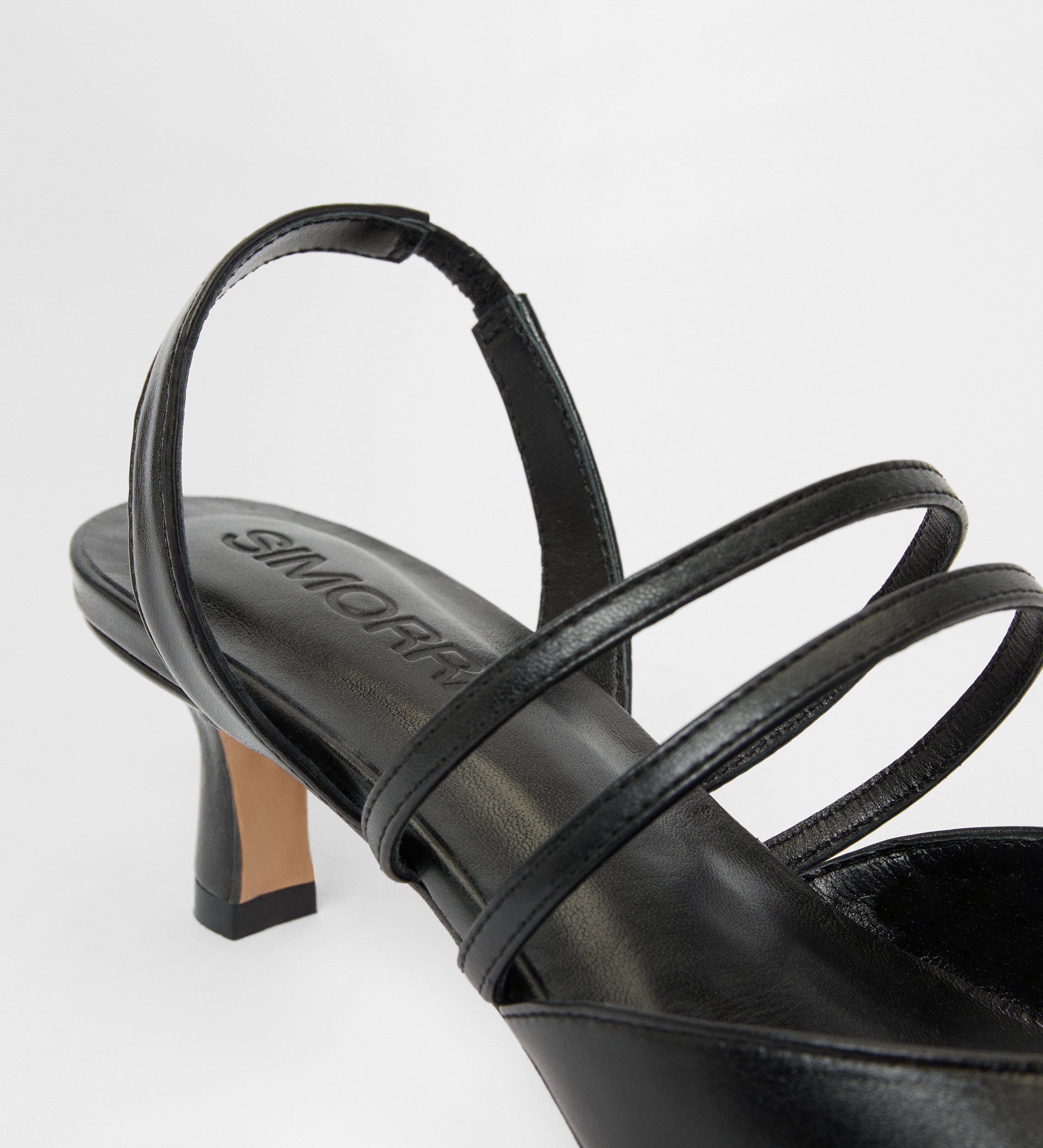Zapato punta tacón kitten