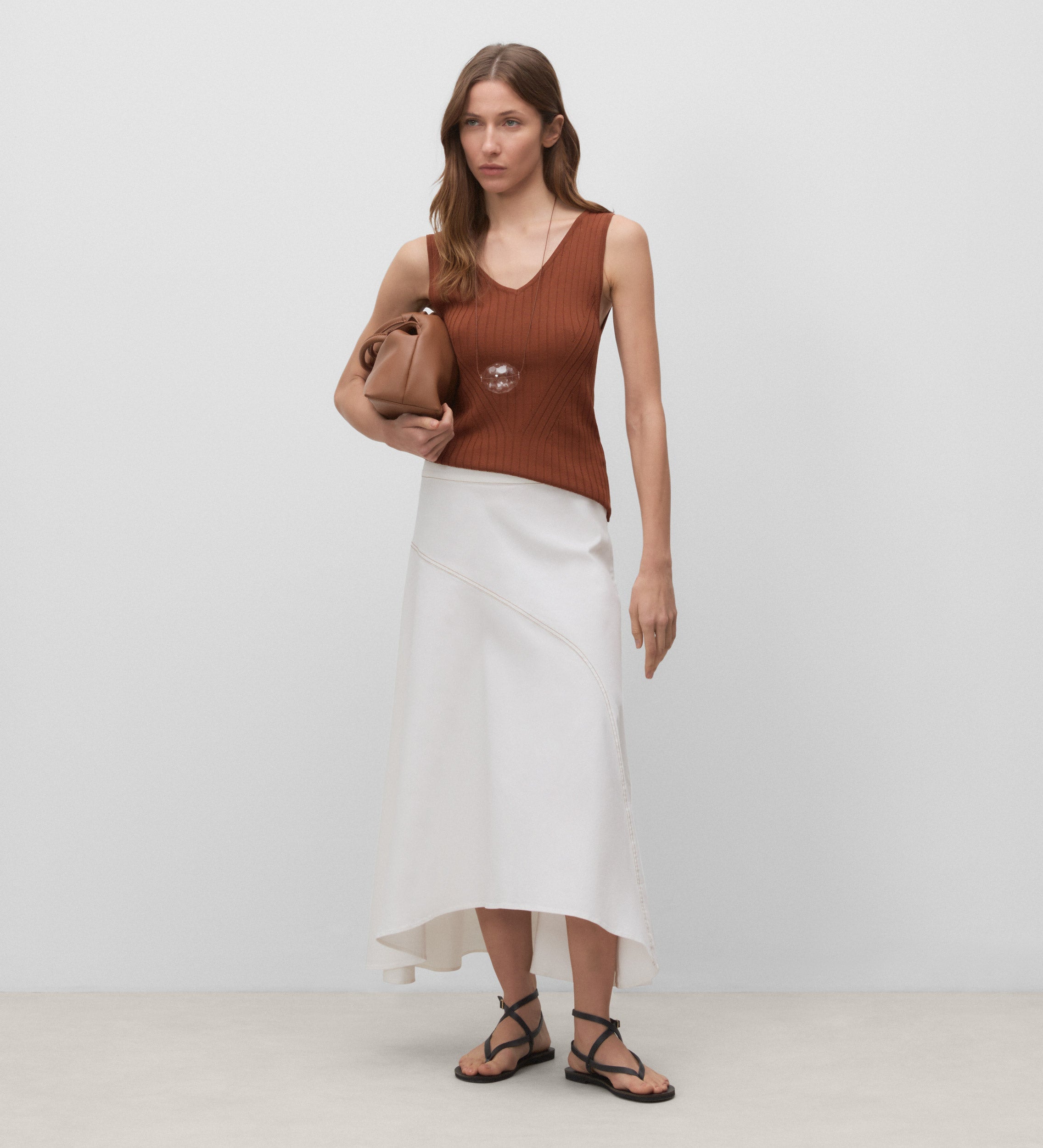 Jupe asymétrique avec surpiqûres contrastées