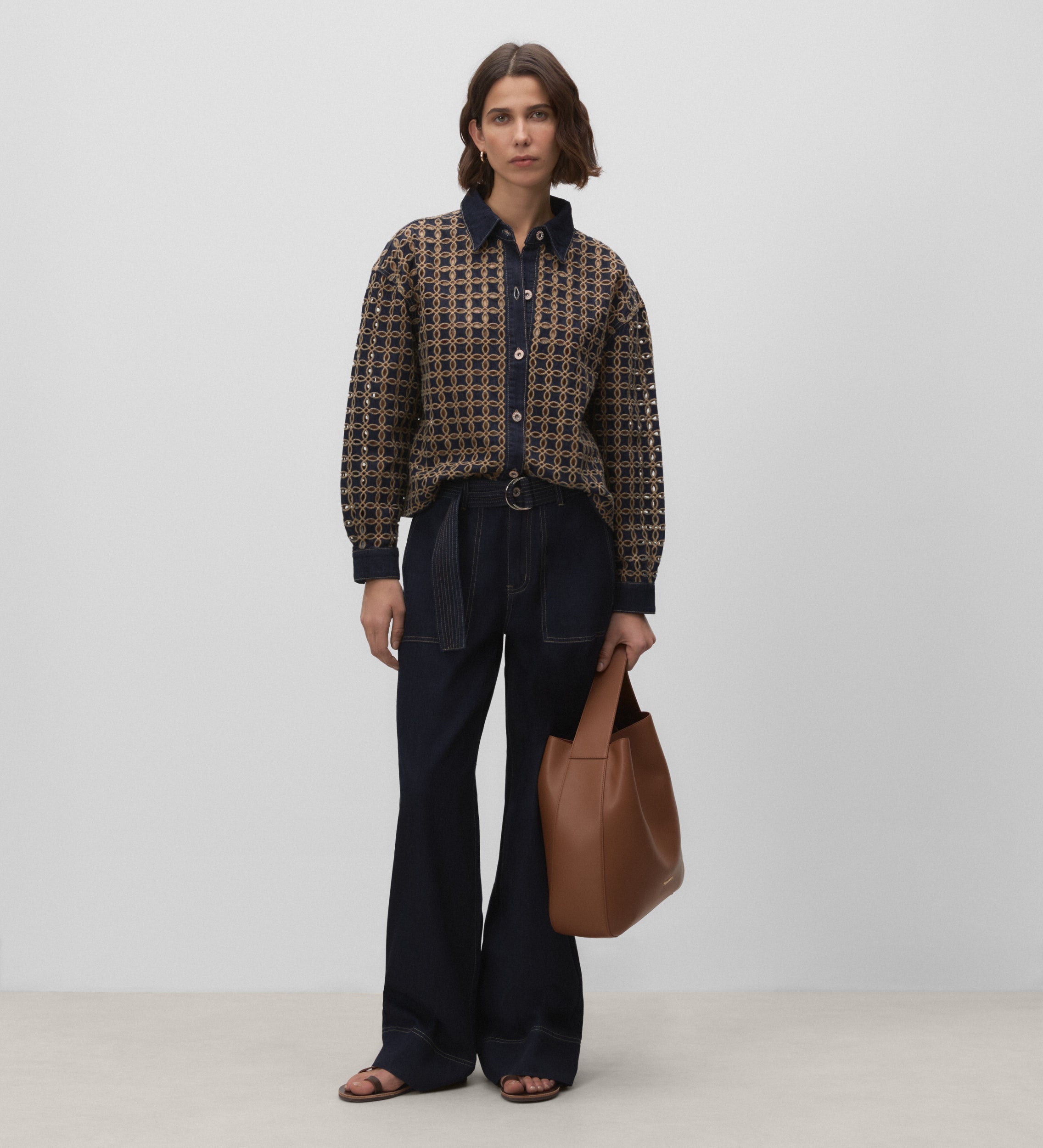 Veste contrastée avec broderie anglaise