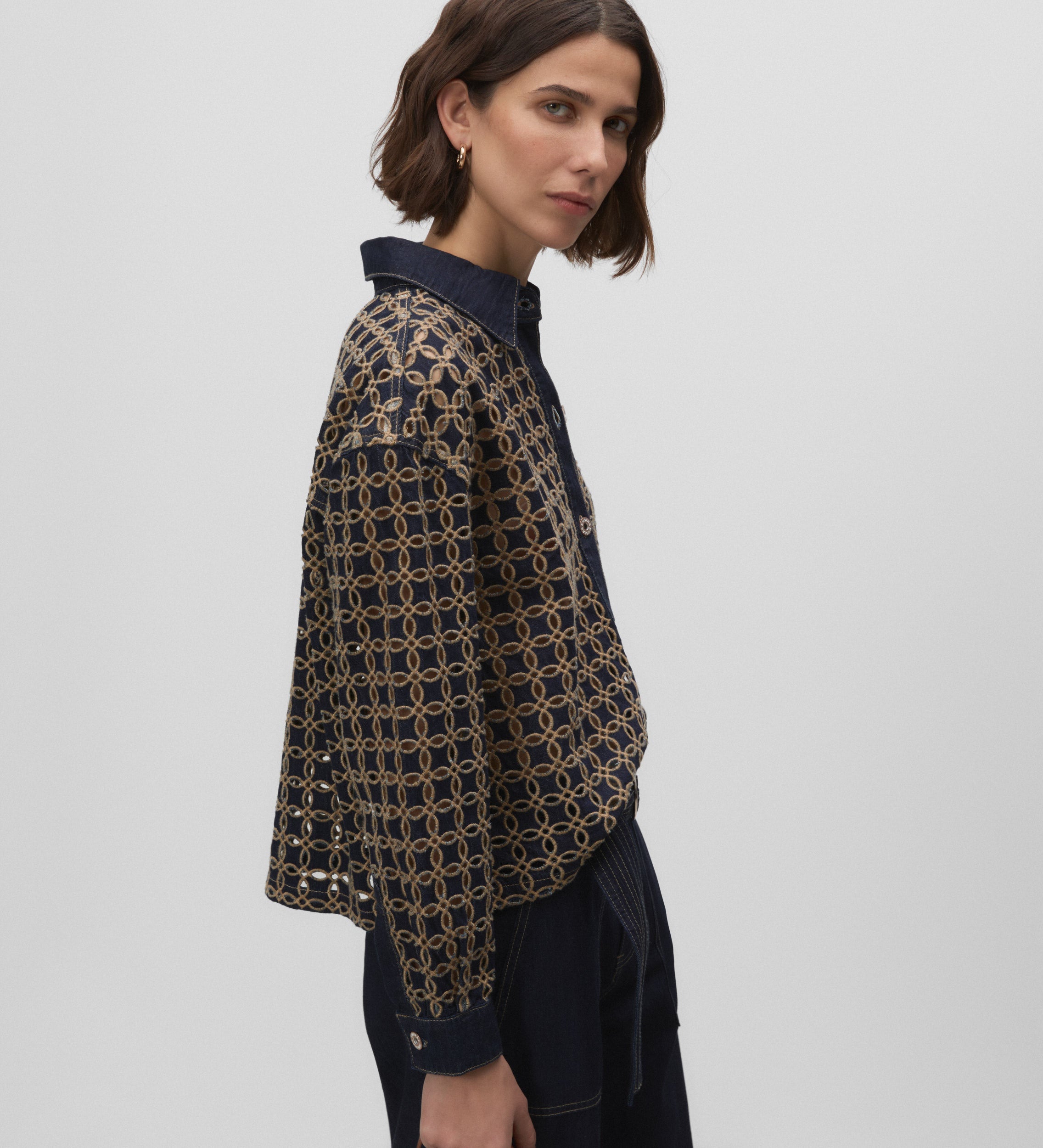 Veste contrastée avec broderie anglaise