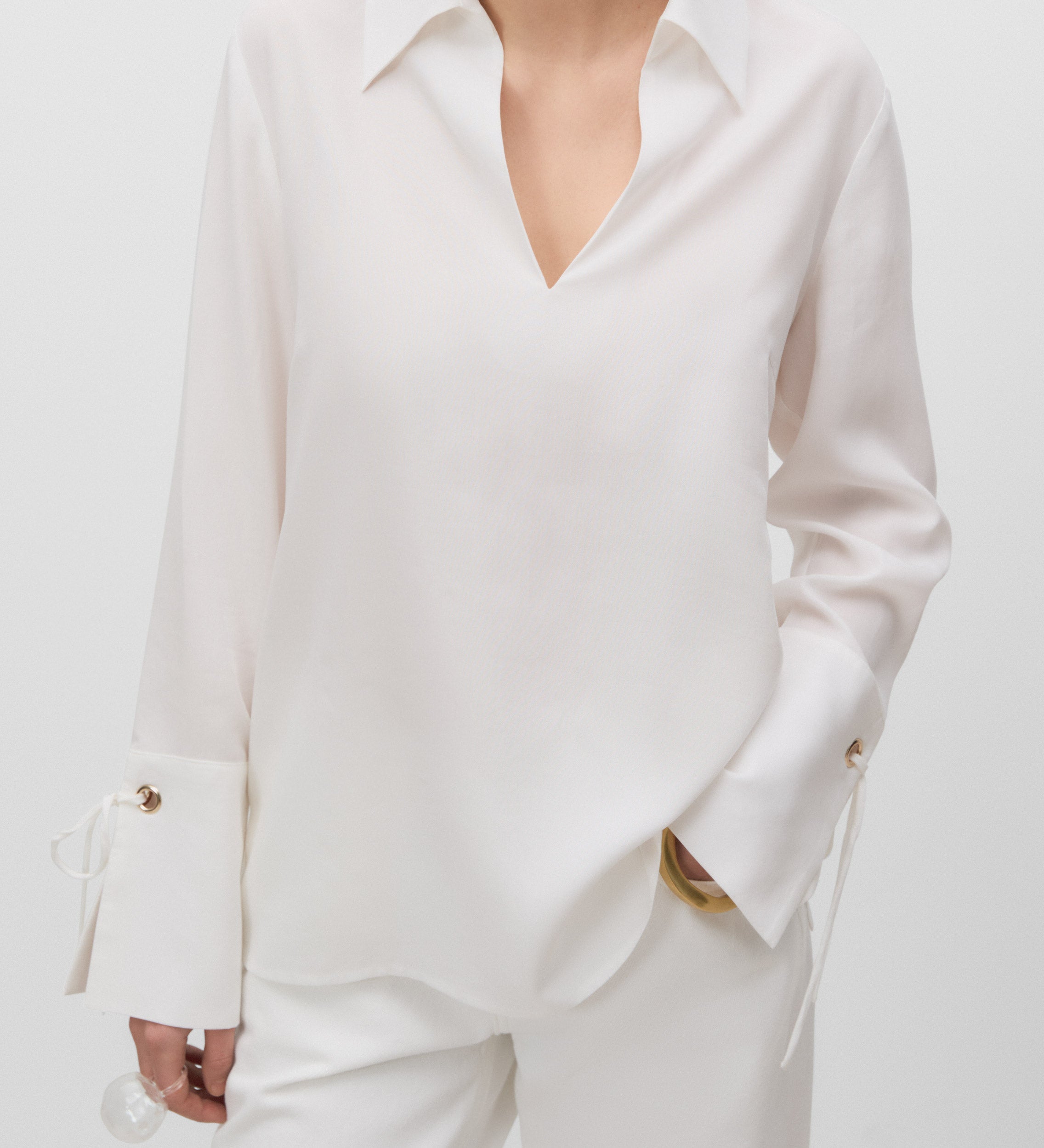 Chemise col V