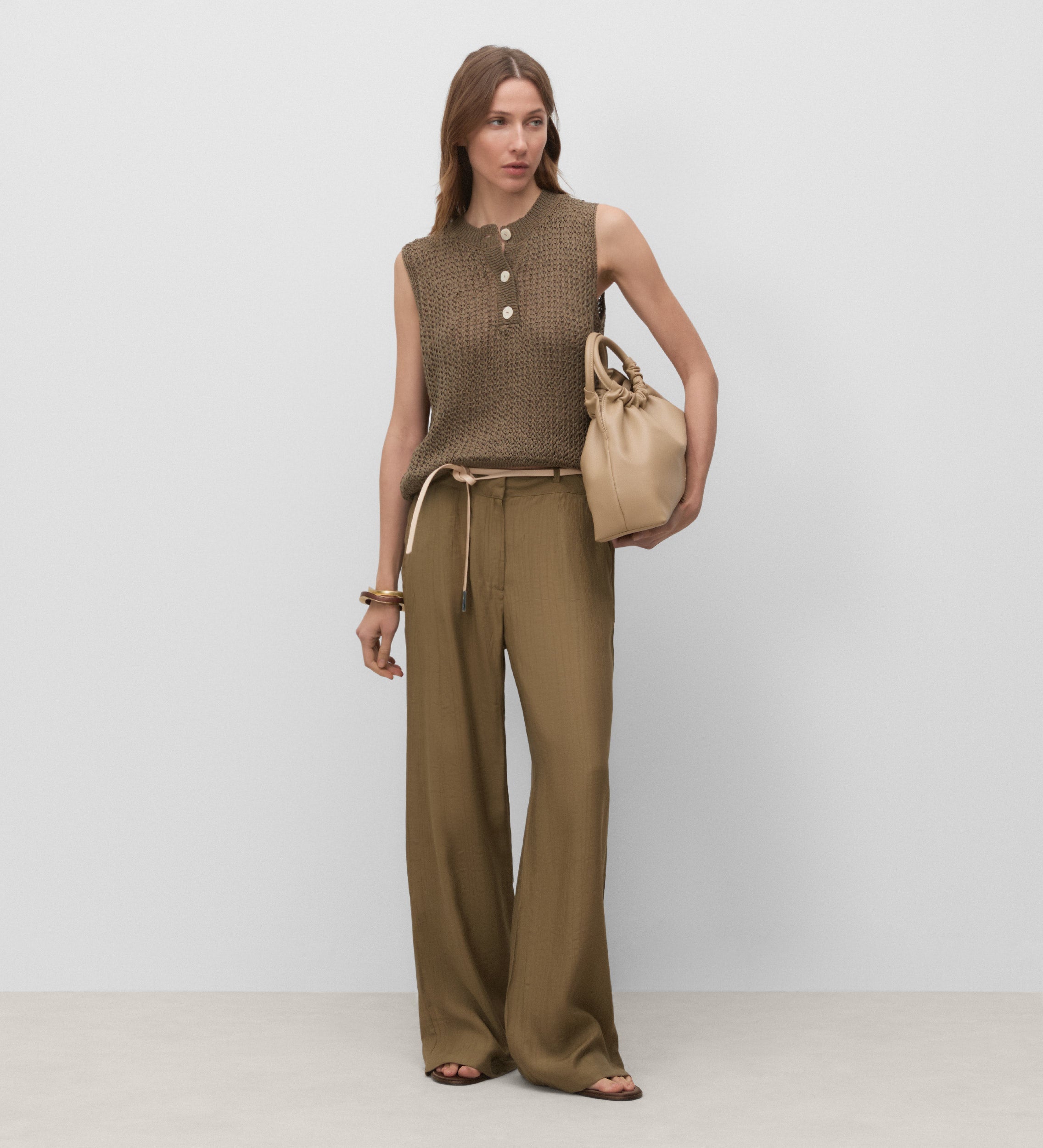 Flowing trousers with belt