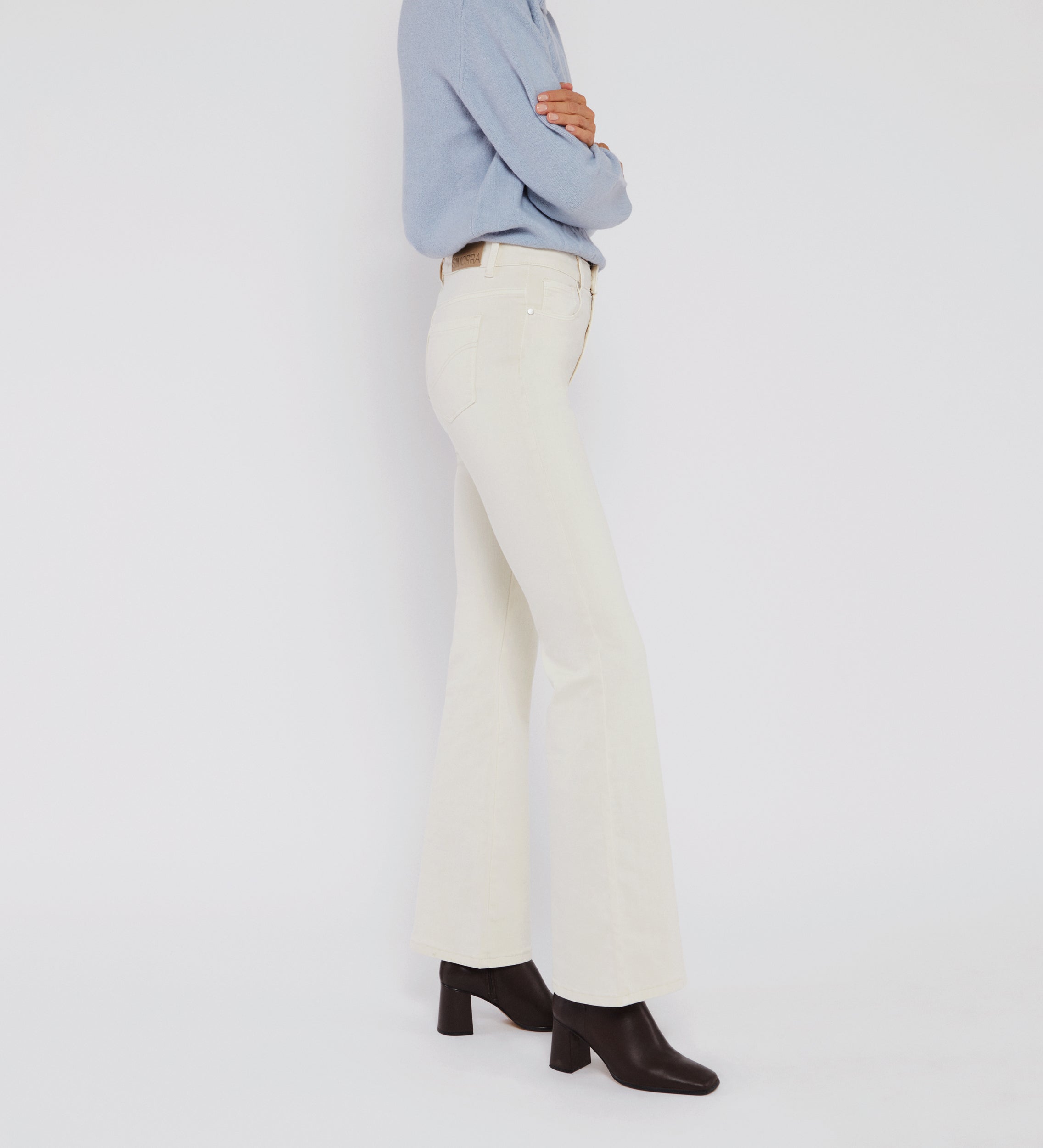 Pantalón vaquero acampanado