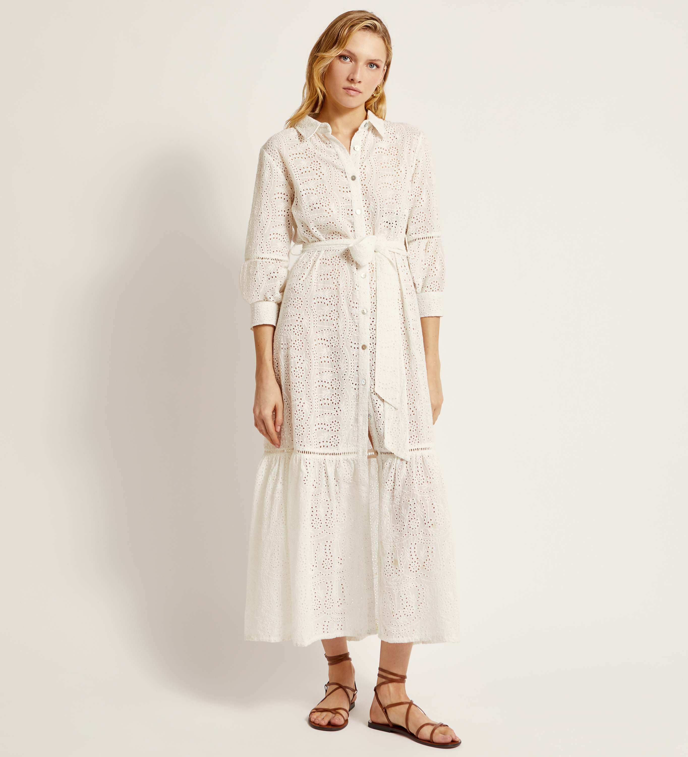 Robe en coton brodé