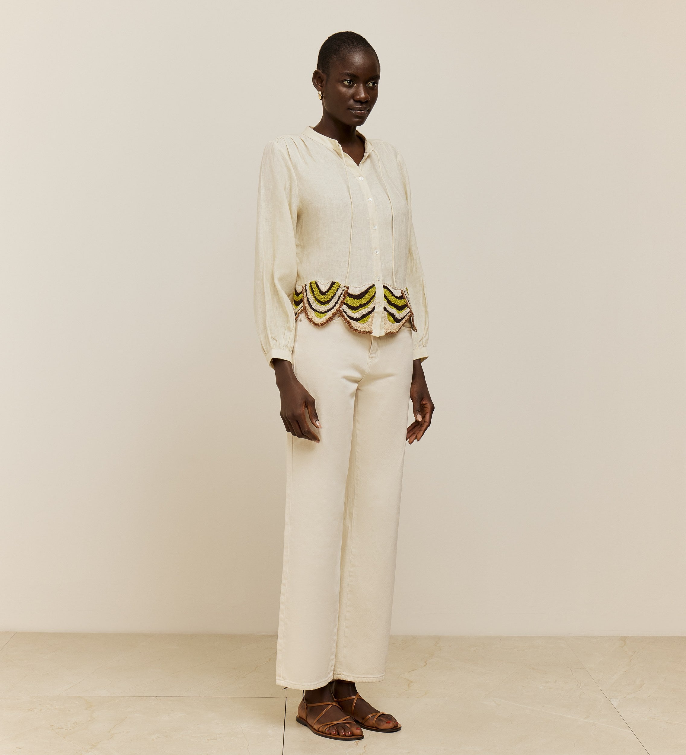 Blouse basse brodée